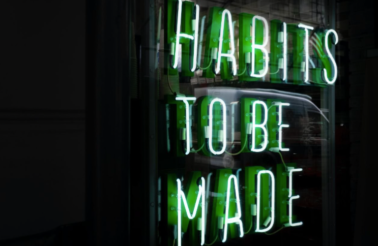 Neon sign "Habits to be made"