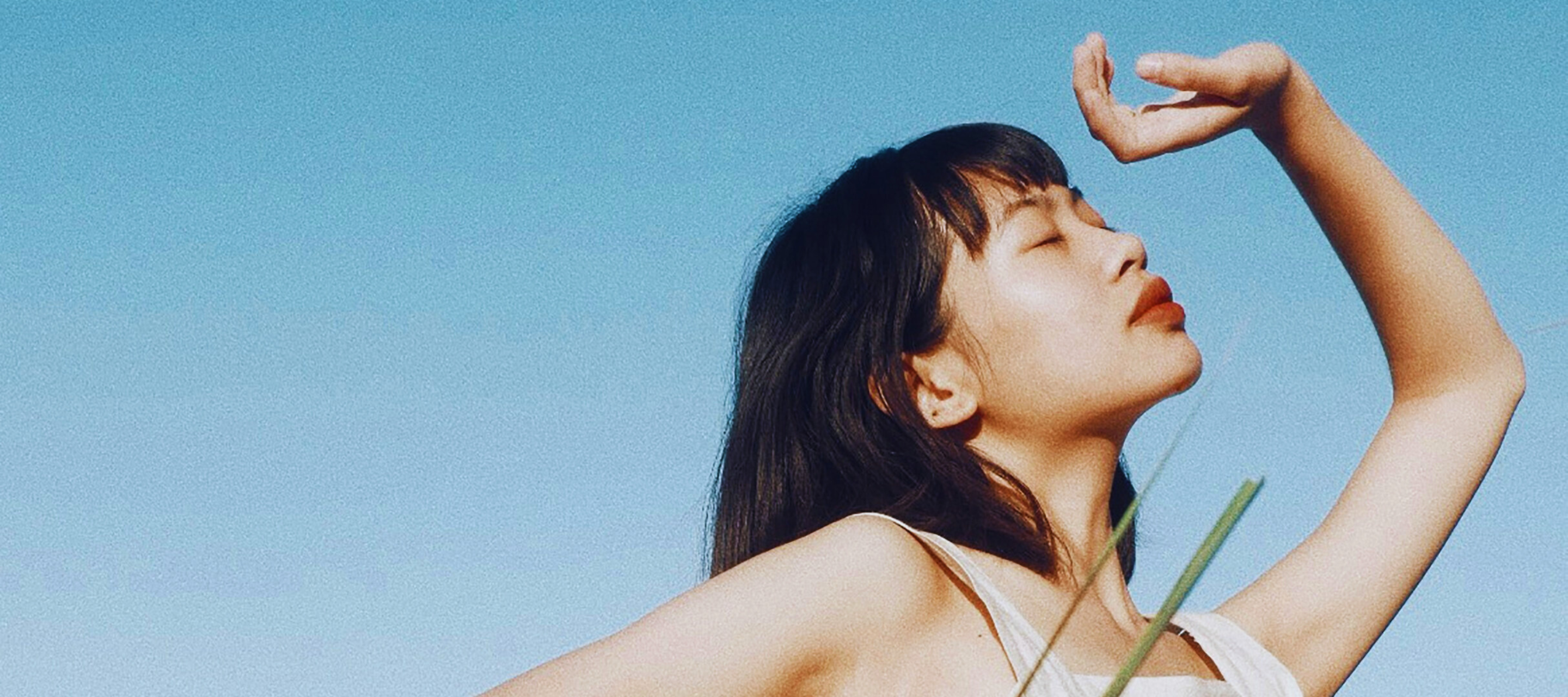 Mulher asiática a apanhar sol